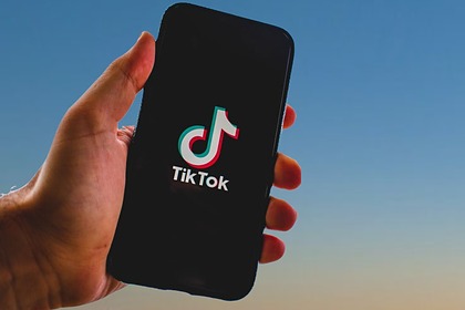 На российского депутата пожаловались после нецензурной песни в TikTok На российского депутата пожаловались после нецензурной песни в TikTok