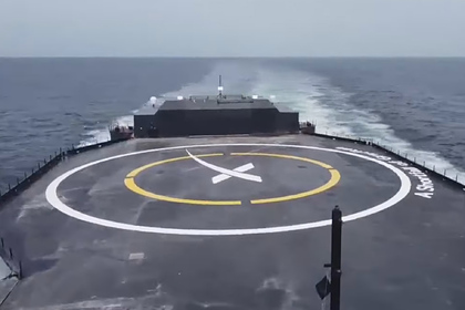 SpaceX успешно посадила ракету на плавучую платформу в океане SpaceX успешно посадила ракету на плавучую платформу в океане