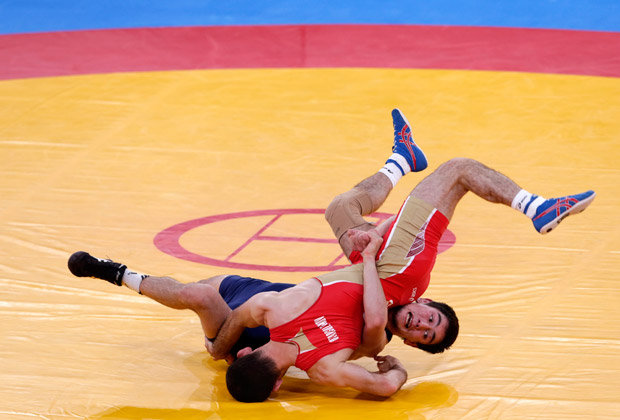 Россиянин Джамал Отарсултанов (в красном) на Олимпийских играх 2012 года
