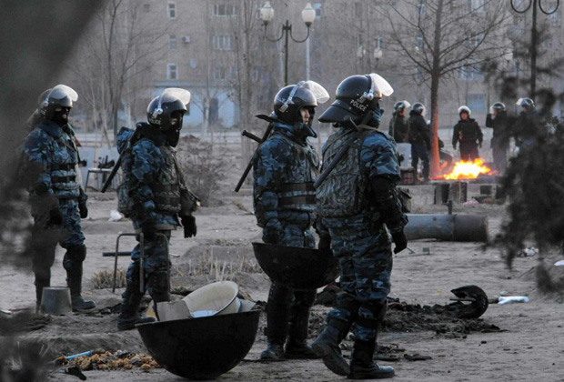 Полицейские во время беспорядков в Жанаозене 