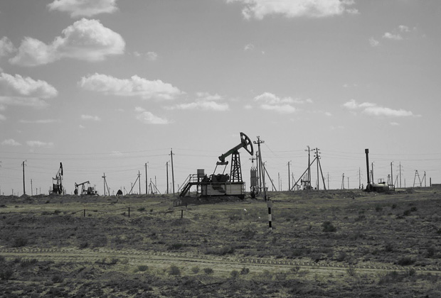 Нефтяные вышки в окрестностях Актау